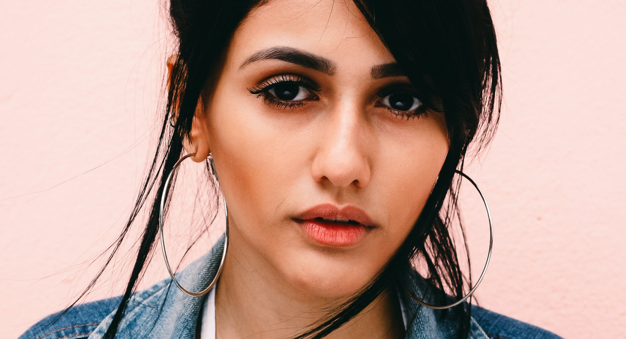 گوشواره طلا حلقه ای را به سبک دیگری بپوشید1